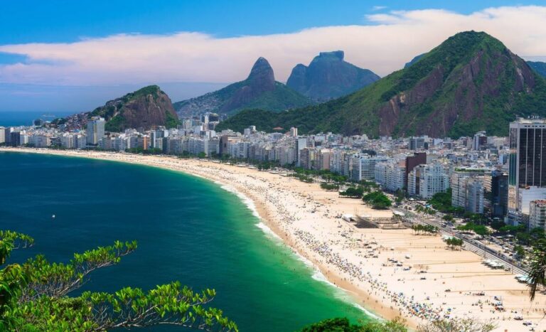 La superbe plage de Copacabana au Brésil